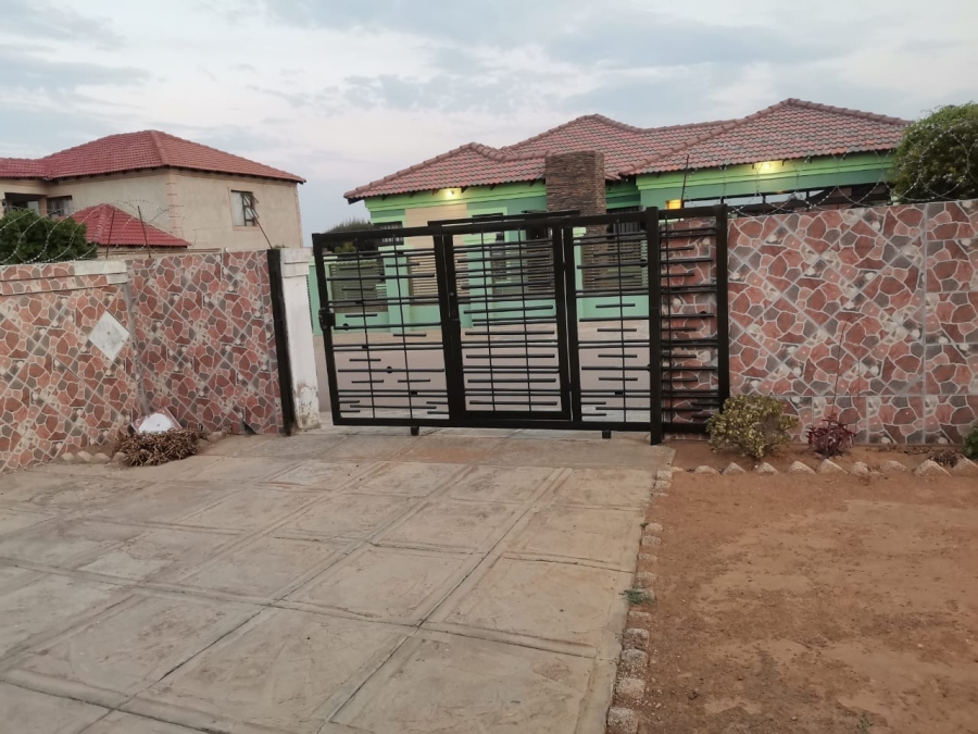 To Let 3 Bedroom Property for Rent in Tlhabane West North West